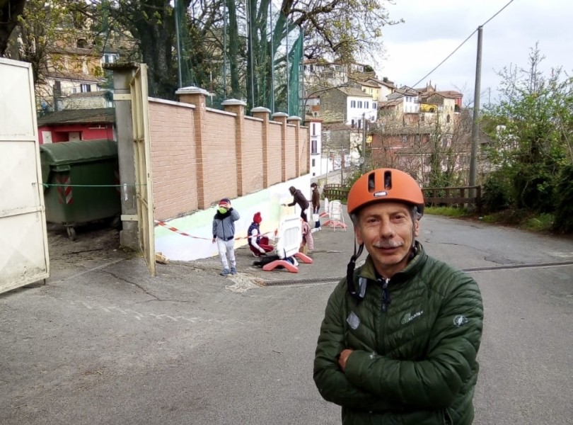 La copertura del vecchio murales allo sferisterio 